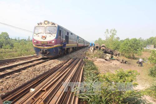 Đã thông tuyến đường sắt Bắc - Nam sau vụ tai nạn giữa tàu hoả và xe ben ảnh 1